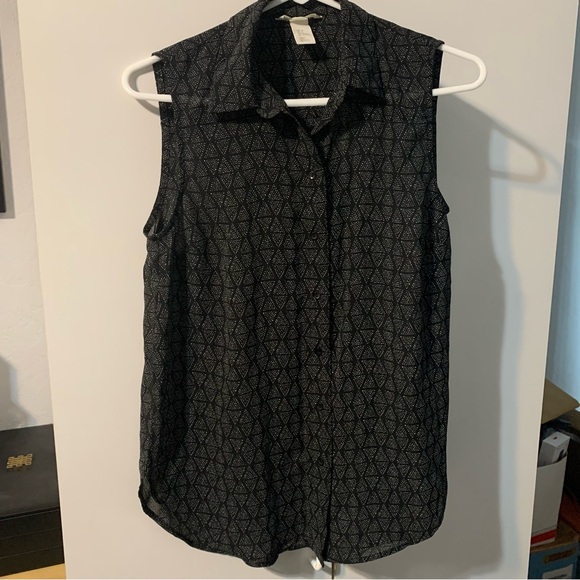 H&M Button-Down Collared Black and White Geometric Print Tank Blouse. Size 2 - Picture 2 of 13
